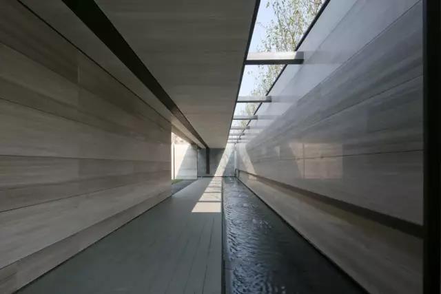 精练而不失内在，素雅而不失意见意义