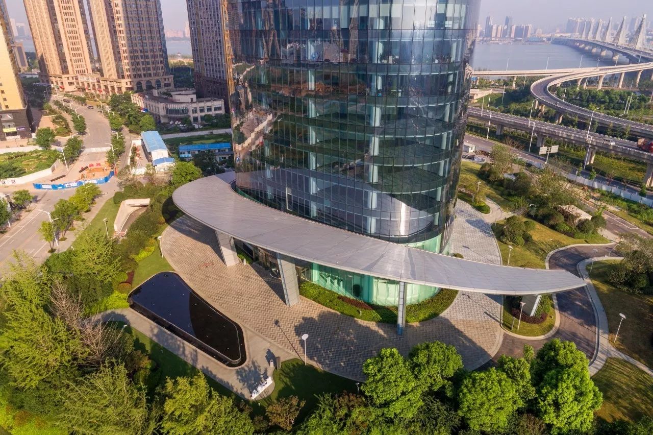 南昌新力中心塔楼直接落地，无裙房