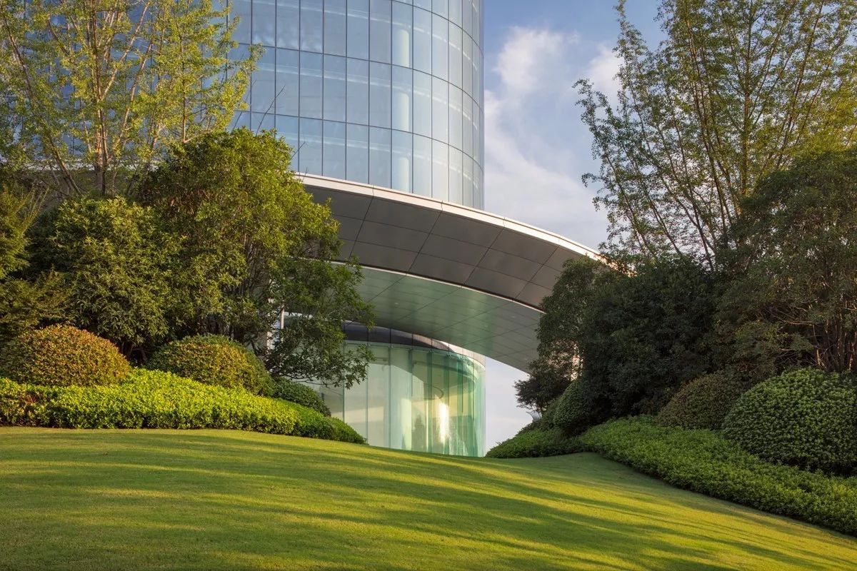 南昌新力中心塔楼直接落地，无裙房