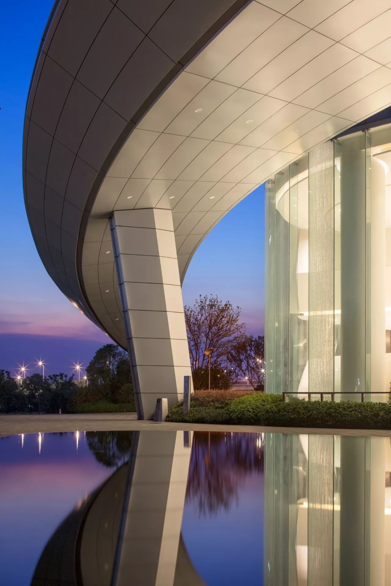 南昌新力中心塔楼直接落地，无裙房