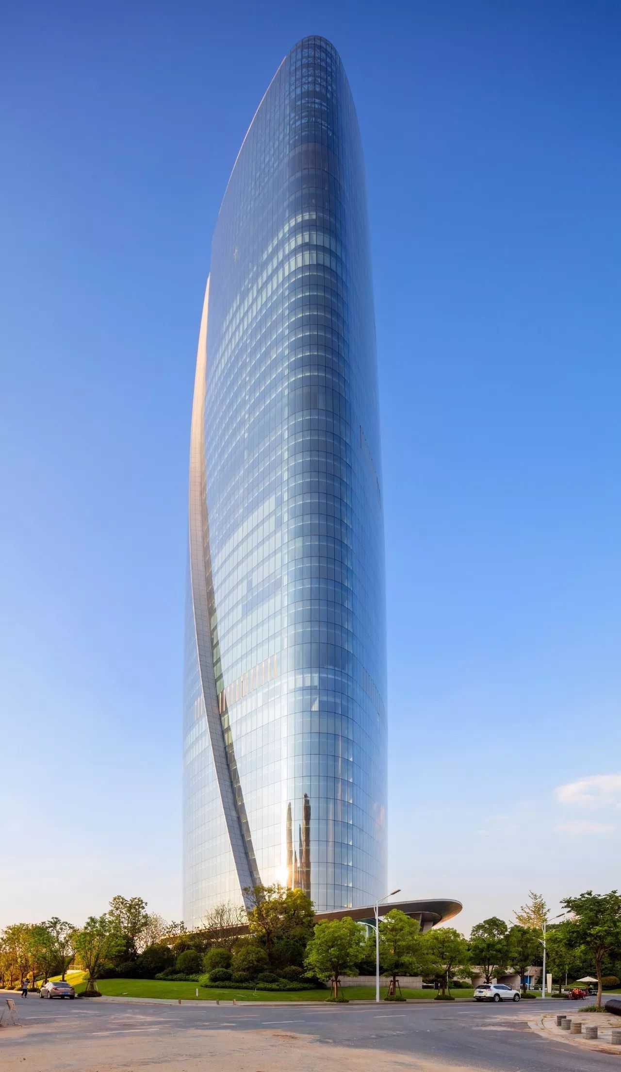 南昌新力中心塔楼直接落地，无裙房