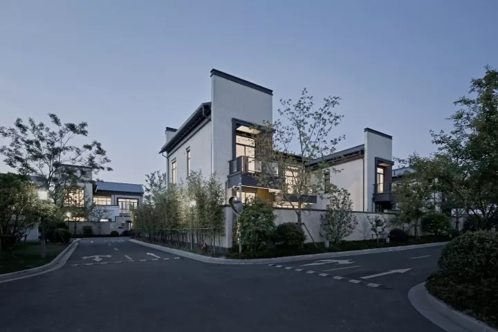 院内景观对公共区域可见，但并不滋扰使用者的私密需求